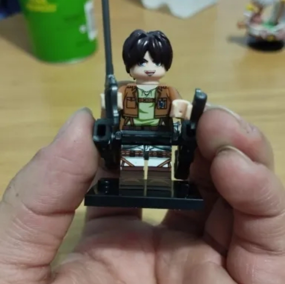 New Attack on the Titan 4 mini figure set - Picture 3 of 12